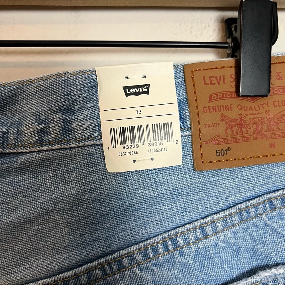 NWT LEVI’S- 501 High Rise Womens Denim Shorts Cut Off Jeans Fray Hems